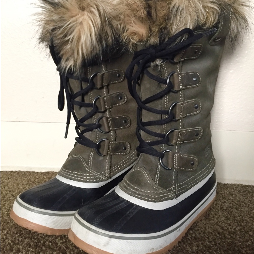 SOLD. Sorel winter boots with faux fur trim